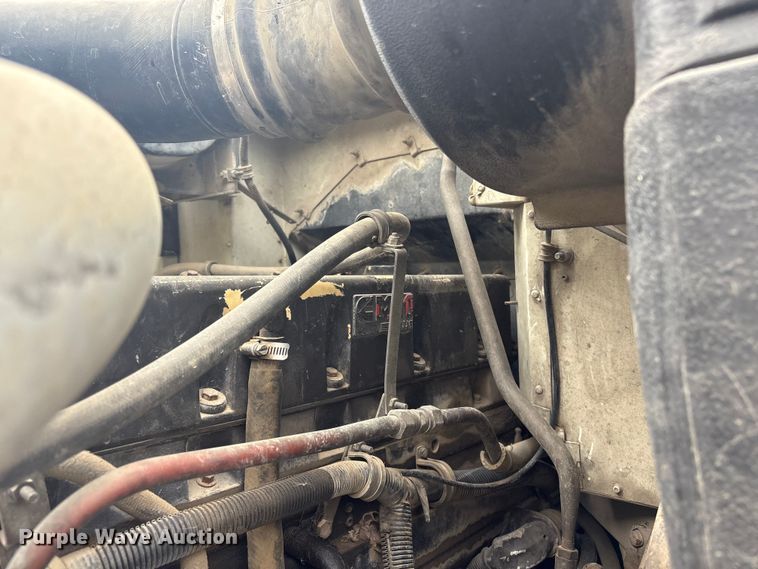 image for item FI0187 1998 International 9200 semi truck