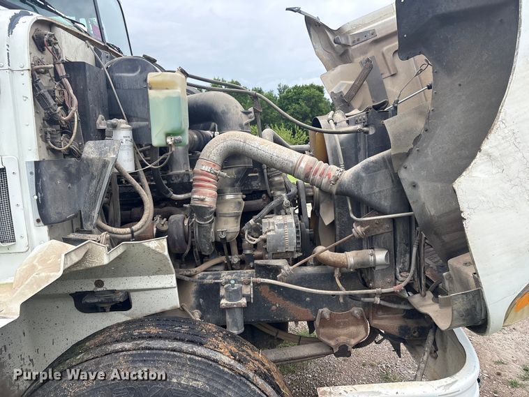 image for item FI0187 1998 International 9200 semi truck