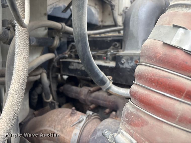 image for item FI0187 1998 International 9200 semi truck