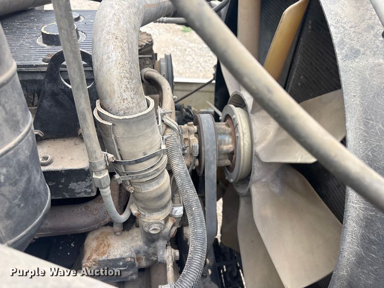 image for item FI0187 1998 International 9200 semi truck