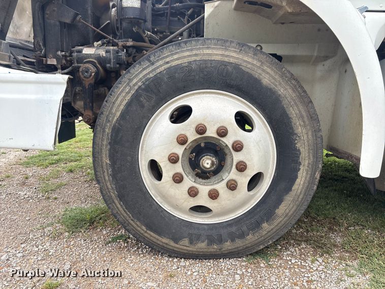image for item FI0187 1998 International 9200 semi truck