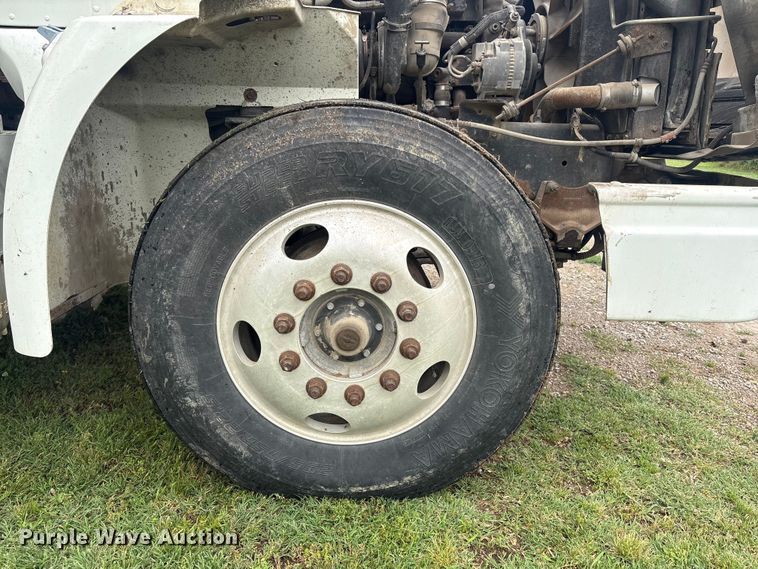 image for item FI0187 1998 International 9200 semi truck