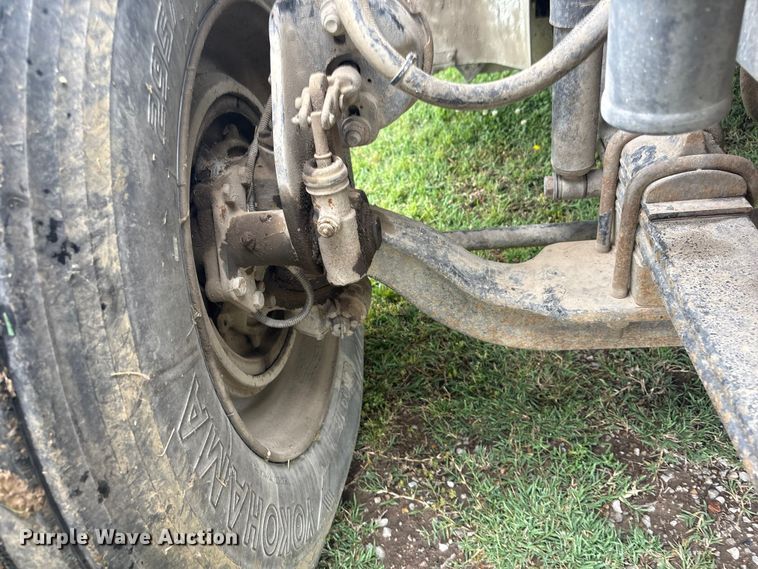 image for item FI0187 1998 International 9200 semi truck