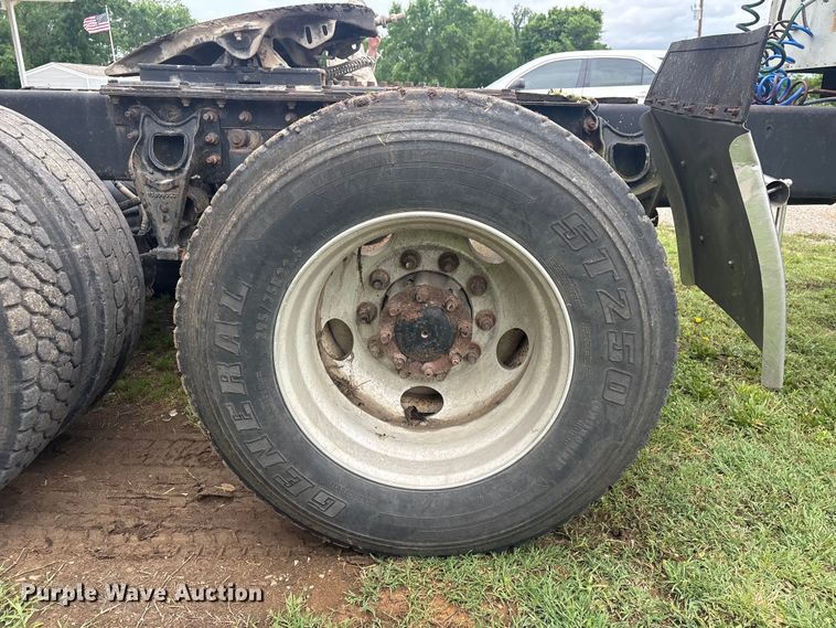 image for item FI0187 1998 International 9200 semi truck
