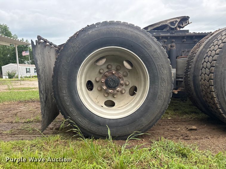 image for item FI0187 1998 International 9200 semi truck