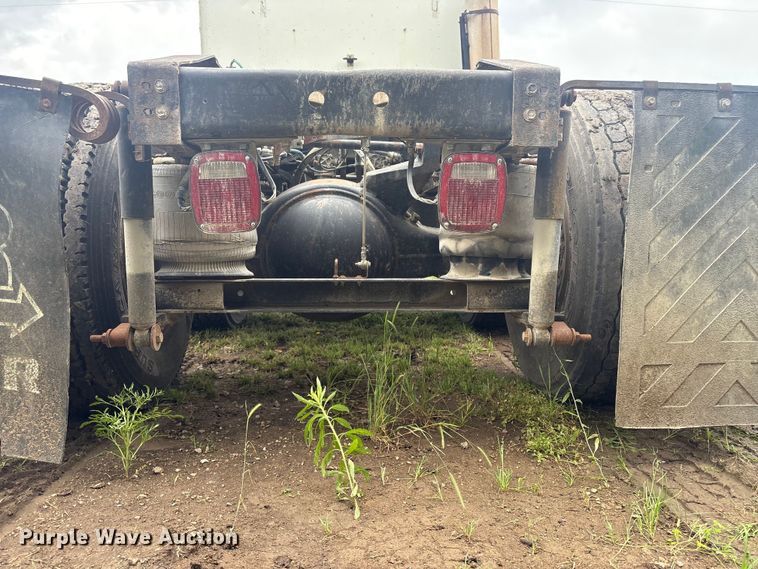 image for item FI0187 1998 International 9200 semi truck