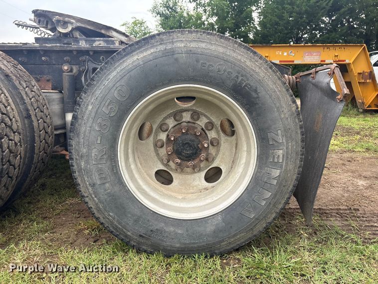 image for item FI0187 1998 International 9200 semi truck