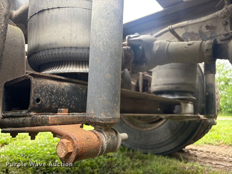 image for item FI0187 1998 International 9200 semi truck