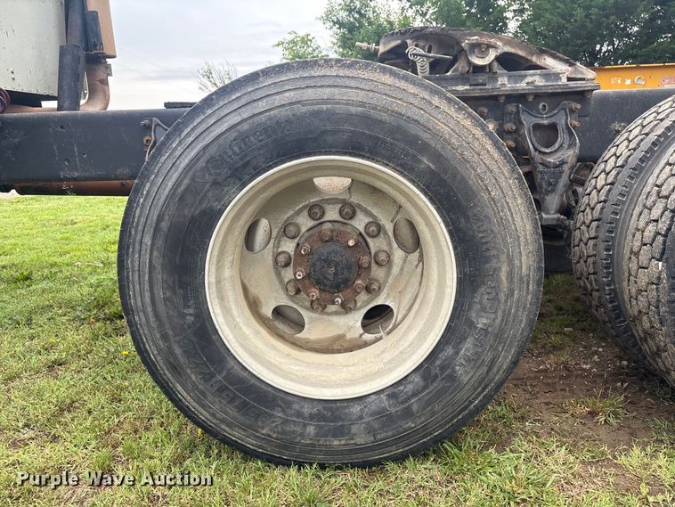 image for item FI0187 1998 International 9200 semi truck
