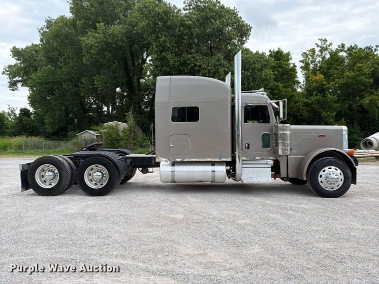 image for item FI0300 2007 Peterbilt 379 semi truck