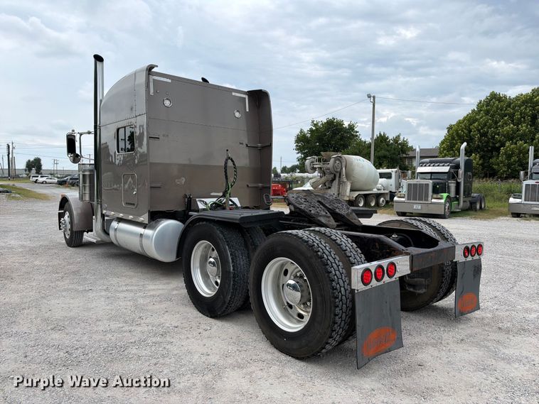 image for item FI0300 2007 Peterbilt 379 semi truck