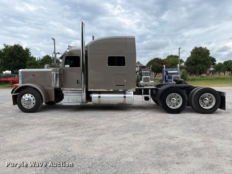 image for item FI0300 2007 Peterbilt 379 semi truck
