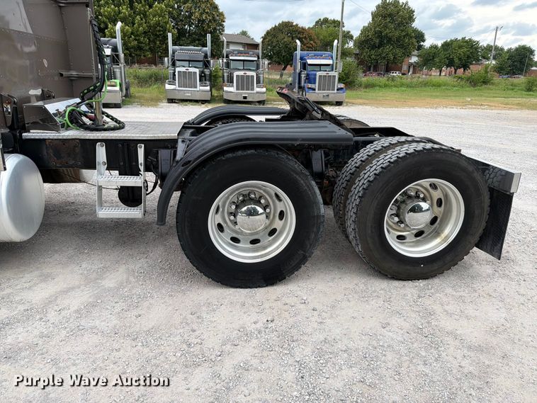 image for item FI0300 2007 Peterbilt 379 semi truck