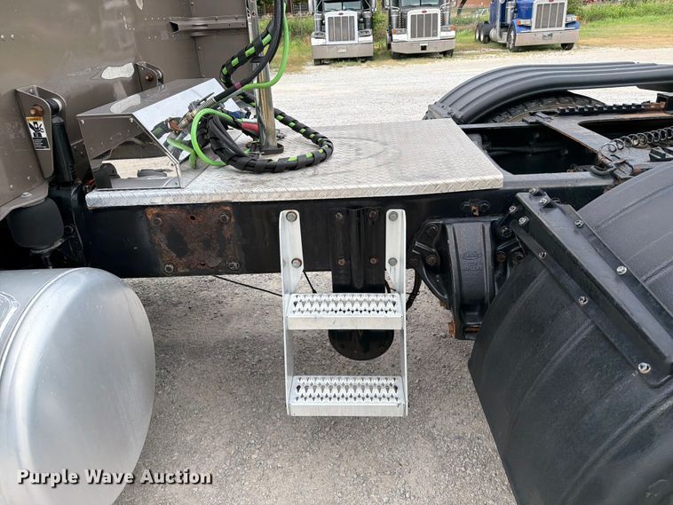 image for item FI0300 2007 Peterbilt 379 semi truck