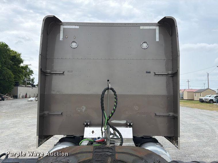 image for item FI0300 2007 Peterbilt 379 semi truck