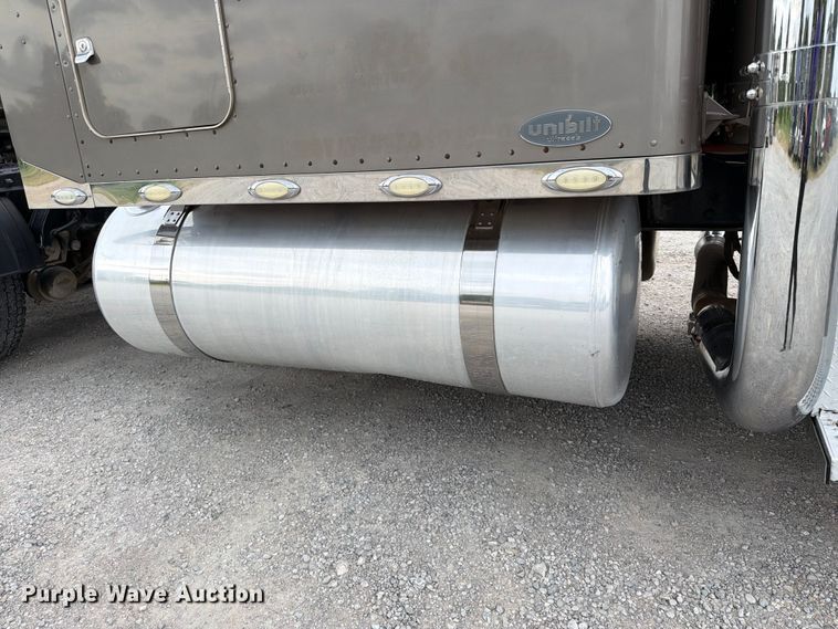 image for item FI0300 2007 Peterbilt 379 semi truck