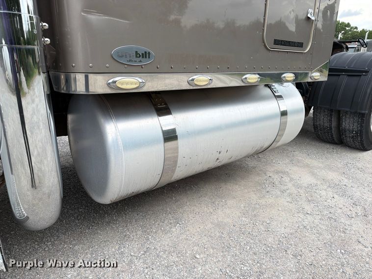 image for item FI0300 2007 Peterbilt 379 semi truck