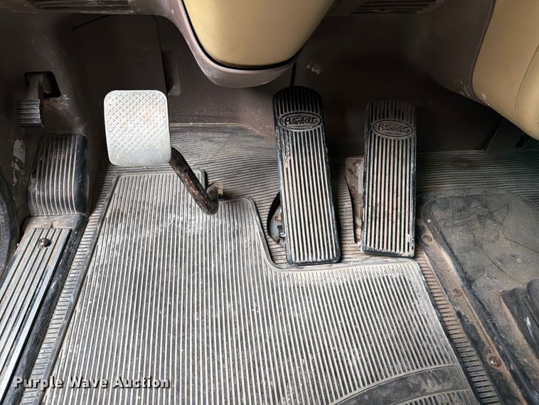 image for item FI0300 2007 Peterbilt 379 semi truck