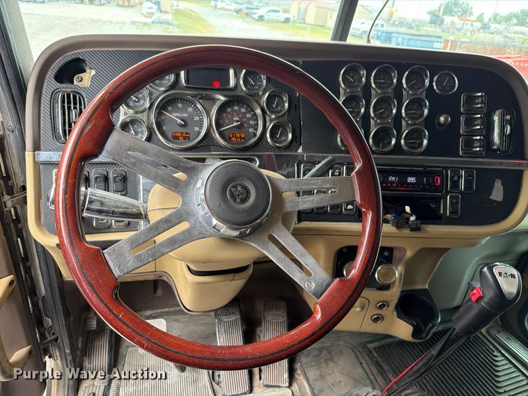 image for item FI0300 2007 Peterbilt 379 semi truck