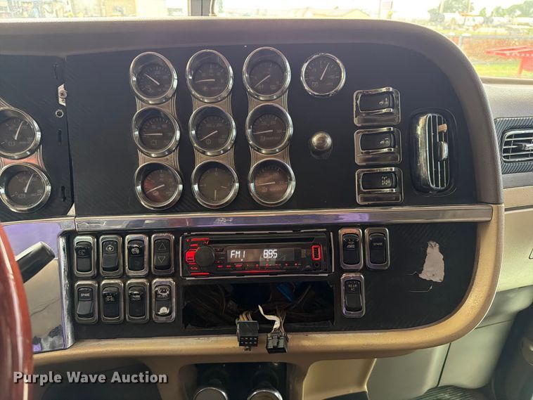image for item FI0300 2007 Peterbilt 379 semi truck