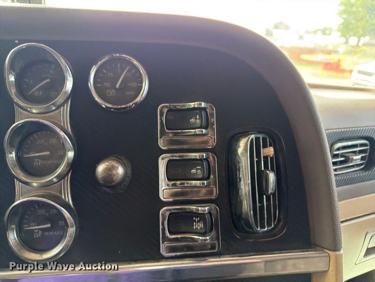 image for item FI0300 2007 Peterbilt 379 semi truck