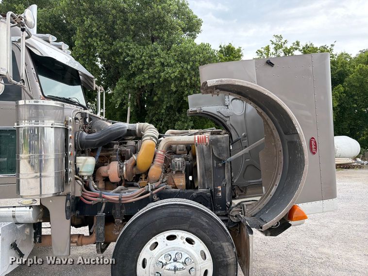 image for item FI0300 2007 Peterbilt 379 semi truck