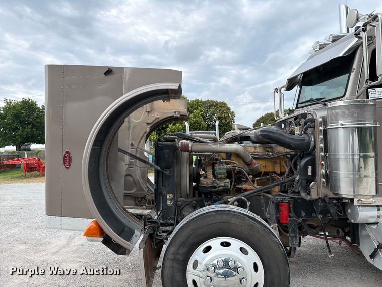 image for item FI0300 2007 Peterbilt 379 semi truck