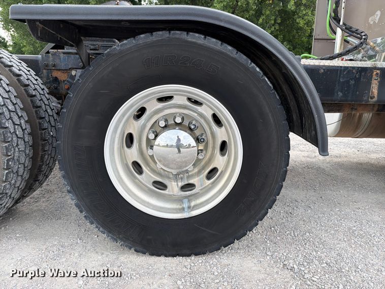 image for item FI0300 2007 Peterbilt 379 semi truck