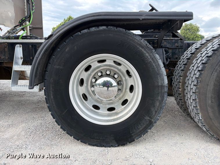 image for item FI0300 2007 Peterbilt 379 semi truck