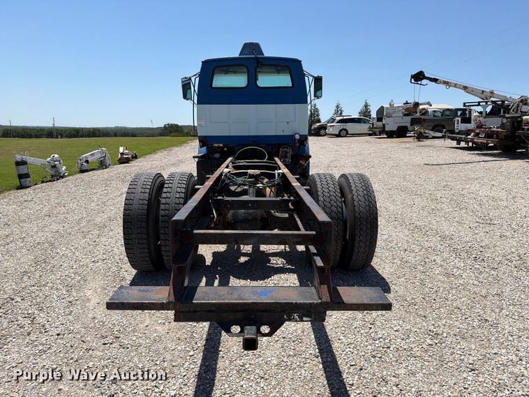 image for item FI0308 2000 Sterling L7500 truck cab and chassis