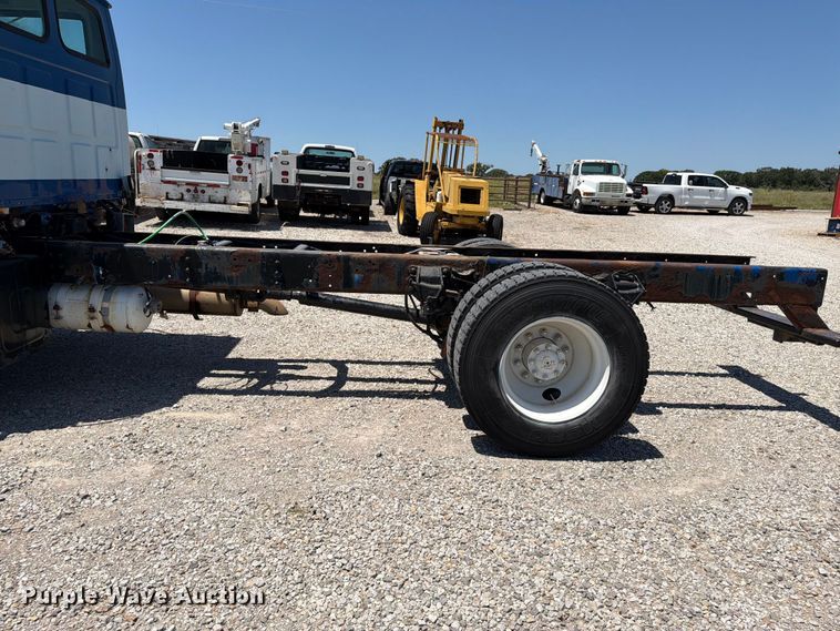 image for item FI0308 2000 Sterling L7500 truck cab and chassis