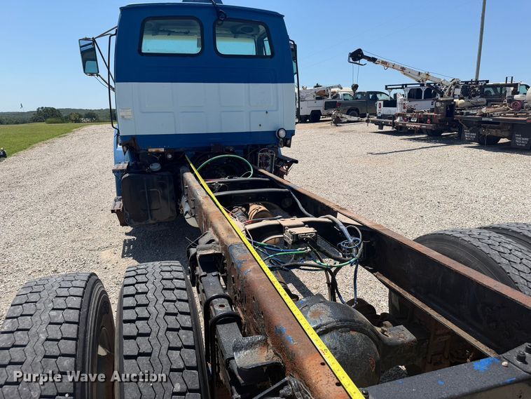 image for item FI0308 2000 Sterling L7500 truck cab and chassis