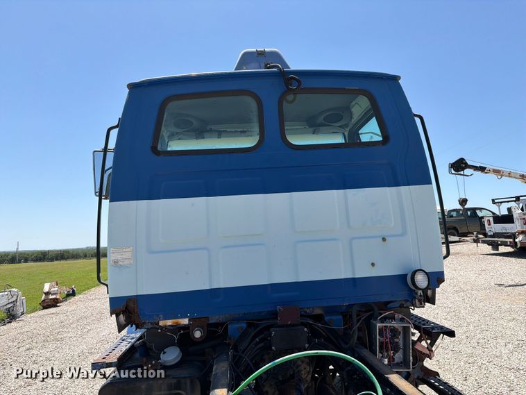 image for item FI0308 2000 Sterling L7500 truck cab and chassis