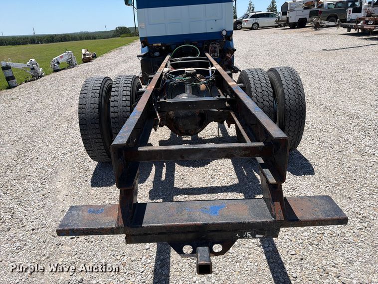 image for item FI0308 2000 Sterling L7500 truck cab and chassis