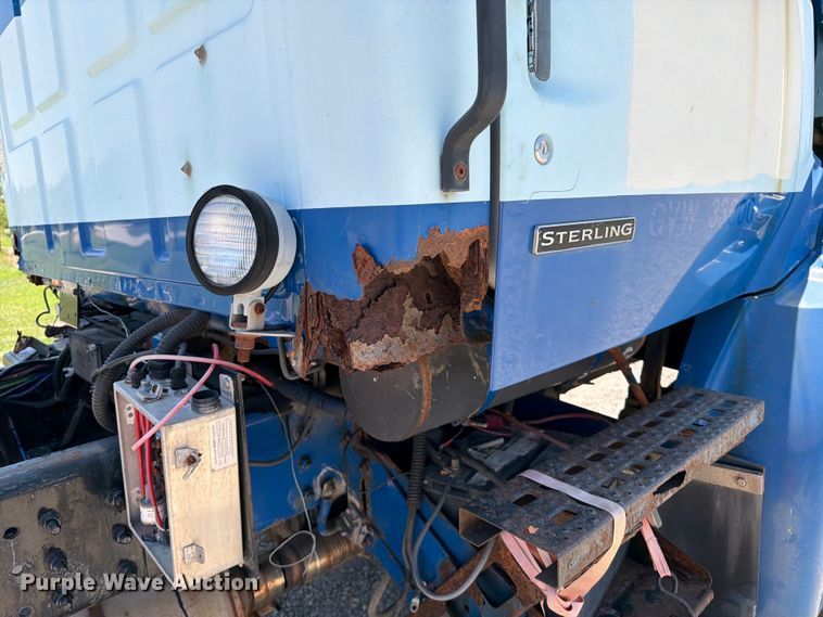 image for item FI0308 2000 Sterling L7500 truck cab and chassis