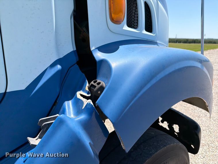 image for item FI0308 2000 Sterling L7500 truck cab and chassis
