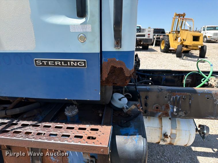 image for item FI0308 2000 Sterling L7500 truck cab and chassis