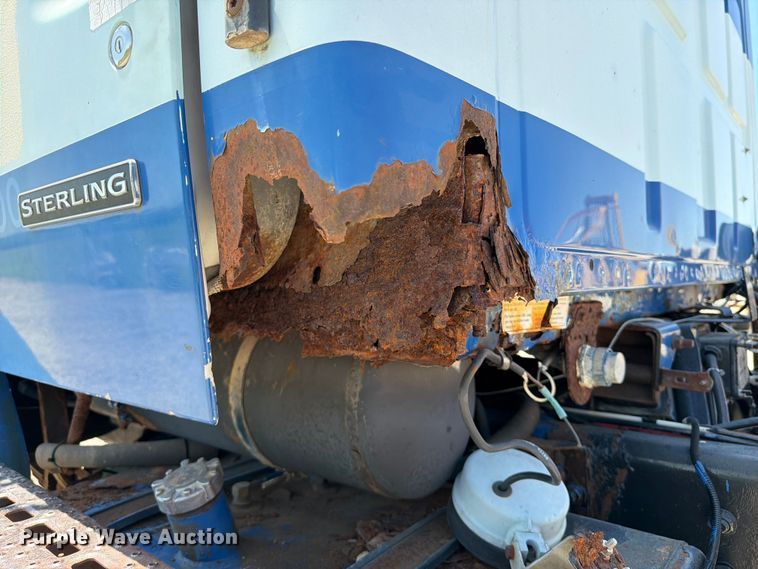 image for item FI0308 2000 Sterling L7500 truck cab and chassis