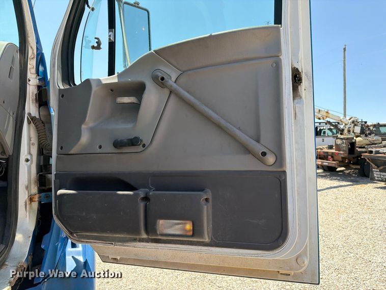 image for item FI0308 2000 Sterling L7500 truck cab and chassis