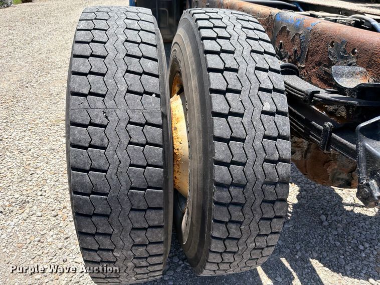 image for item FI0308 2000 Sterling L7500 truck cab and chassis