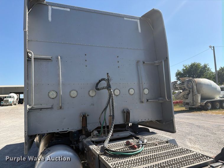 image for item FI0309 2006 Peterbilt 379 semi truck
