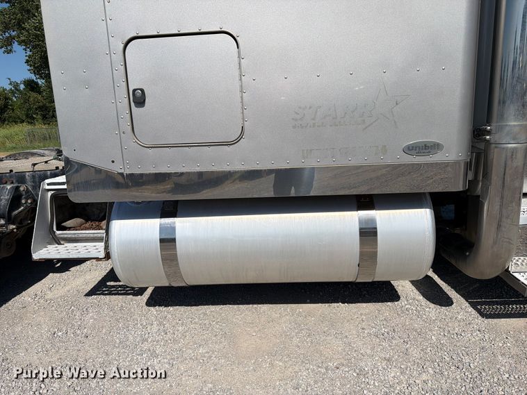 image for item FI0309 2006 Peterbilt 379 semi truck