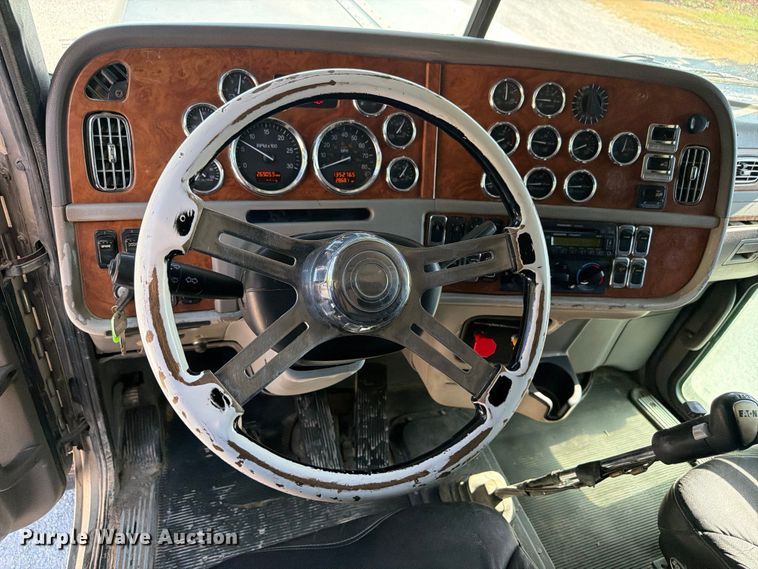 image for item FI0309 2006 Peterbilt 379 semi truck