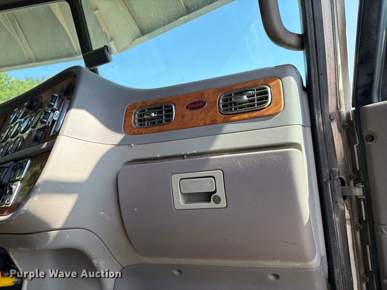 image for item FI0309 2006 Peterbilt 379 semi truck