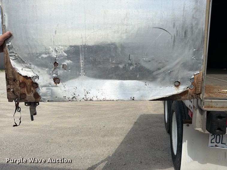 image for item FK3028 2005 Utility Trailers dry van trailer