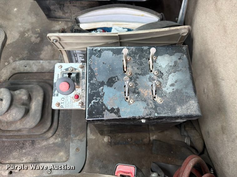 image for item FK3537 2004 Sterling L7500 truck cab and chassis