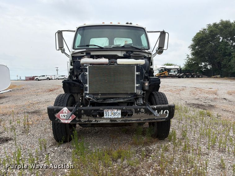 image for item FK3542 2004 Sterling L7500 truck cab and chassis