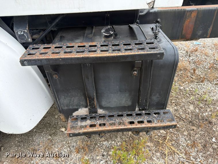 image for item FK3542 2004 Sterling L7500 truck cab and chassis