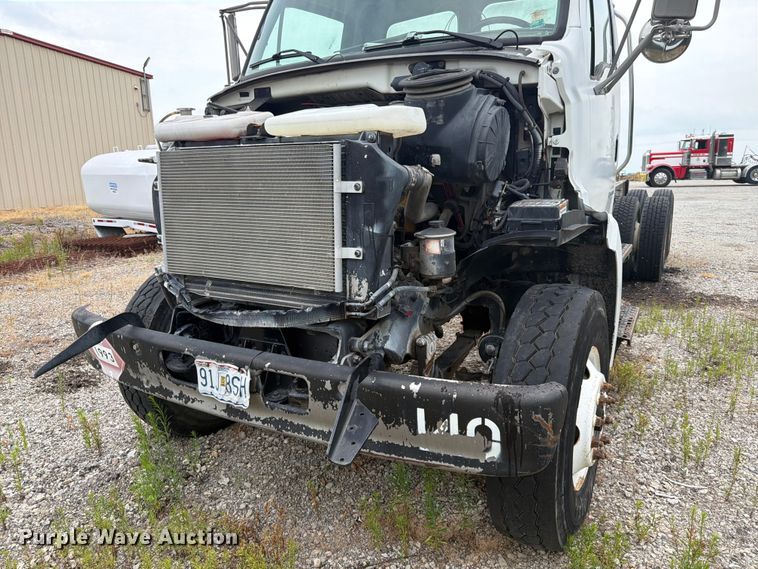 image for item FK3542 2004 Sterling L7500 truck cab and chassis