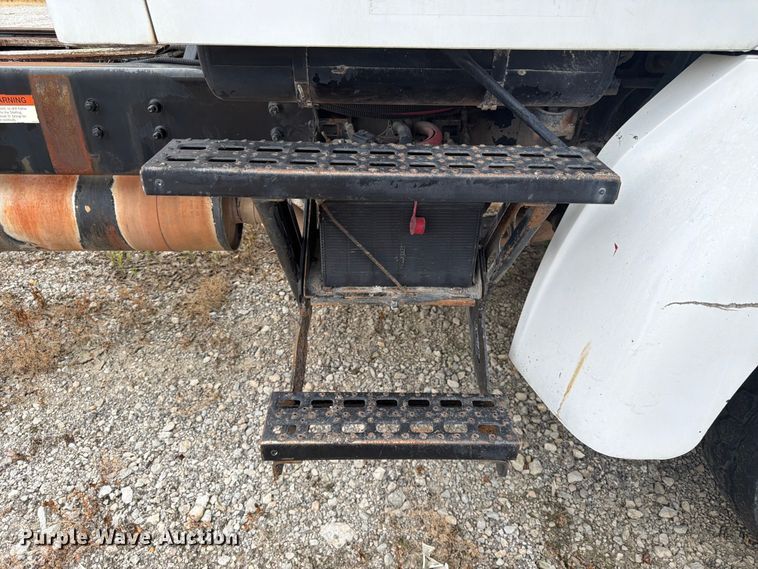 image for item FK3542 2004 Sterling L7500 truck cab and chassis